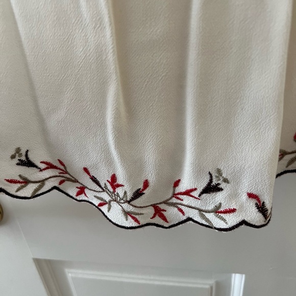 Gorgeous LUSH dress size Medium white with embroidery NWOT - Picture 2 of 7